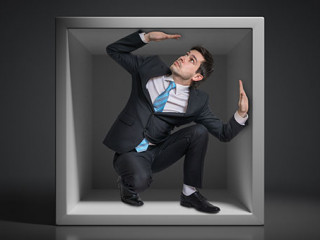 Anzugtraeger-in-Box-gefangen-191010330-AS-vchalup