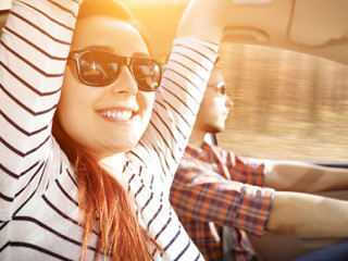 Paar-Auto-Herbst-172146779-AS-magdal3na