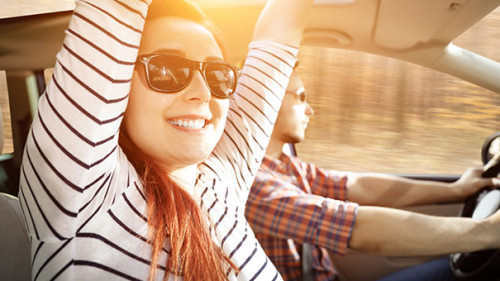 Paar-Auto-Herbst-172146779-AS-magdal3na