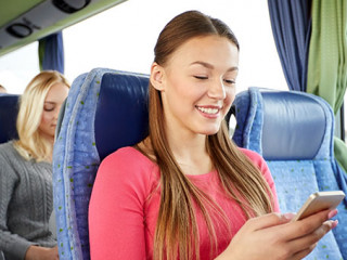 Frau-Bus-Smartphone-102835729-AS-Syda-Productions