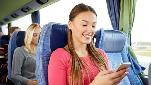 Frau-Bus-Smartphone-102835729-AS-Syda-Productions