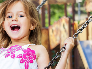 Maedchen-Schaukel-276584164-AS-BillionPhotos-com