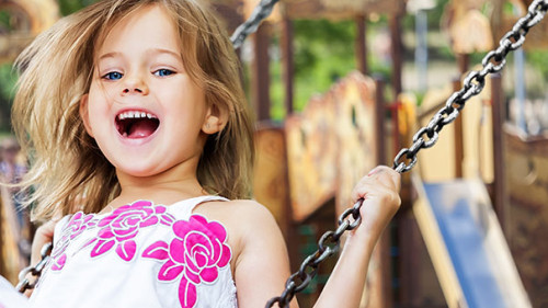 Maedchen-Schaukel-276584164-AS-BillionPhotos-com