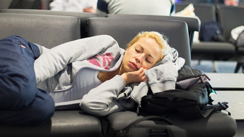 Frau-schlaeft-Flughafen-107396583-AS-kasto
