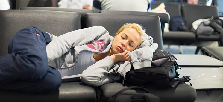 Frau-schlaeft-Flughafen-107396583-AS-kasto