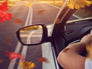 Mann-Auto-Herbst-228493800-AS-ambrozinio