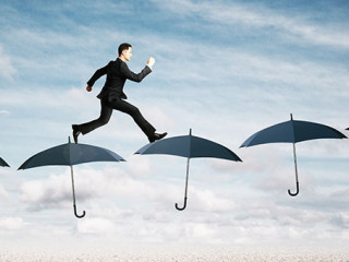 Anzugtraeger-Regenschirme-197923309-AS-peshkov