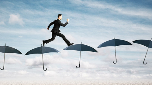 Anzugtraeger-Regenschirme-197923309-AS-peshkov