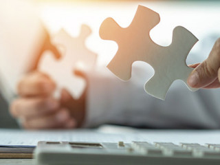 Haende-Puzzleteile-298303914-AS-Chinnapong