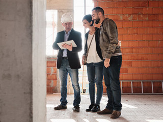 Architekt-Paar-240247490-AS-diego-cervo