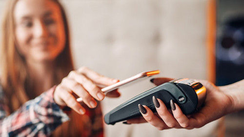 Frau-Smartphone-zahlen-205756789-AS-Nomad-Soul