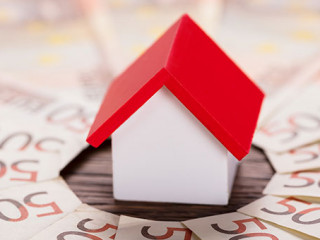 Haus-Geldscheine-139997467-AS-Andrey-Popov