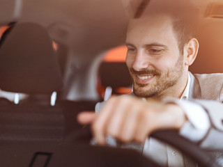 Fahrer-laecheln-128892527-AS-nd3000