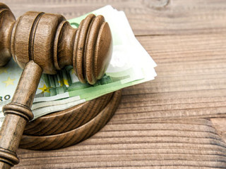 Hammer-auf-Geldscheinen-206386332-AS-LiliGraphie