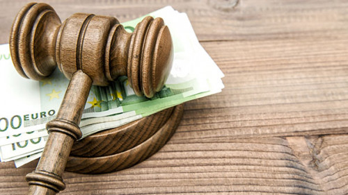 Hammer-auf-Geldscheinen-206386332-AS-LiliGraphie