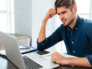 Mann-Laptop-verwirrt-128577778-AS-Drobot-Dean