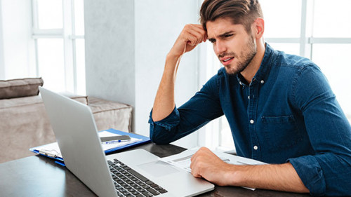 Mann-Laptop-verwirrt-128577778-AS-Drobot-Dean