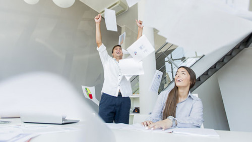 Kollegen-werfen-Papier-68132315-AS-Boggy