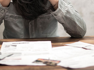 Mann-Papier-verzweifelt-209016611-AS-thebigland45