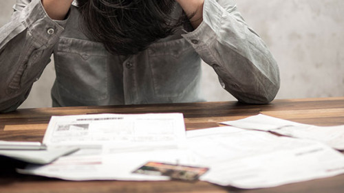 Mann-Papier-verzweifelt-209016611-AS-thebigland45