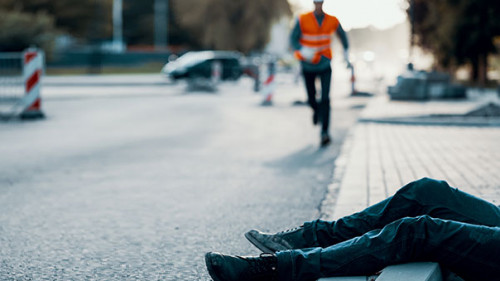 Mann-umgekippt-Straßenwaerter-216610116-AS-Photographee-eu