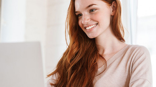 Frau-Laptop-laecheln-210638799-AS-Drobot-Dean