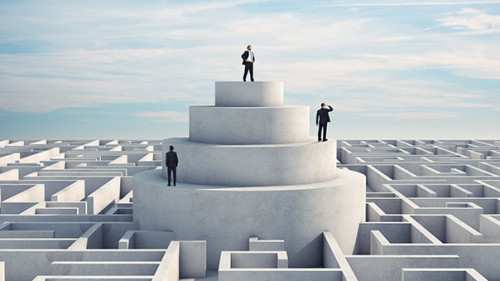 Anzugtraeger-Labyrinth-62131626-AS-SFIO-CRACHO