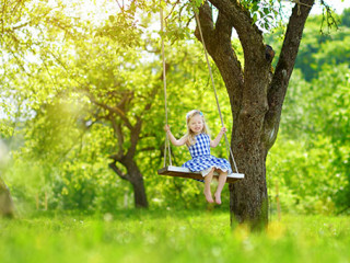 Maedchen-auf-Schaukel-193202928-AS-MNStudio