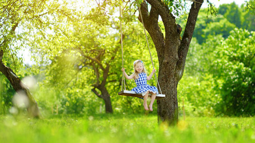 Maedchen-auf-Schaukel-193202928-AS-MNStudio