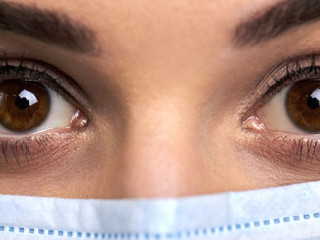 Aerztin-Mundschutz-224145303-AS-DenisProduction-com