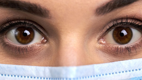 Aerztin-Mundschutz-224145303-AS-DenisProduction-com