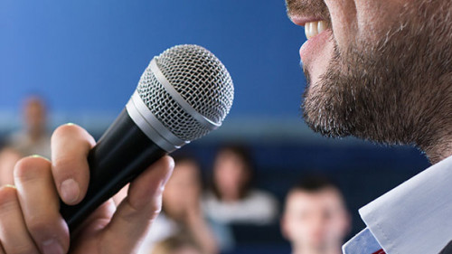 Anzugtraeger-Mikrofon-105529194-AS-Photographee-eu