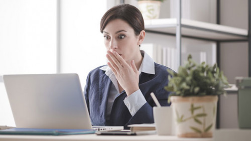 Frau-Laptop-Upps-99606070-AS-stokkete