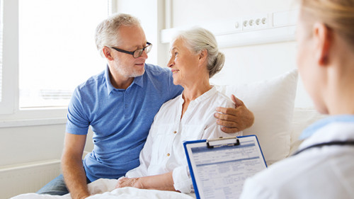 Mann-Frau-Aerztin-88984142-AS-Syda-Productions