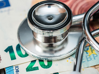 Tastatur-Geldscheine-Stethoskop-218921377-AS-Stockfotos-MG