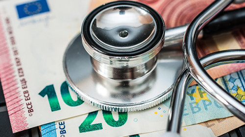 Tastatur-Geldscheine-Stethoskop-218921377-AS-Stockfotos-MG