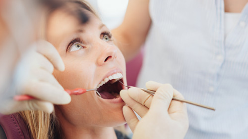 Frau-Zahnarzt-289098346-AS-contrastwerkstatt