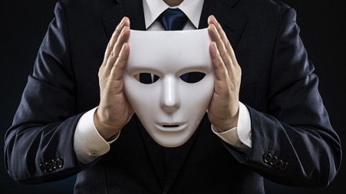 Anzugtraeger-Maske-276823282-AS-kai