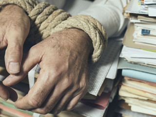 Haende-gefesselt-Papier-296353135-AS-stokkete