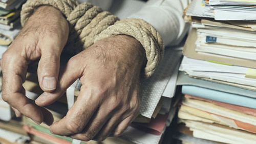 Haende-gefesselt-Papier-296353135-AS-stokkete