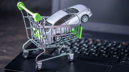 Auto-Einkaufswagen-Laptop-253573429-AS-Artem