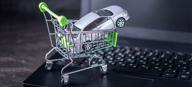Auto-Einkaufswagen-Laptop-253573429-AS-Artem