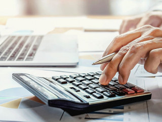 Haende-Taschenrechner-Laptop-Geld-258455970-AS-lovelyday12