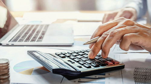 Haende-Taschenrechner-Laptop-Geld-258455970-AS-lovelyday12