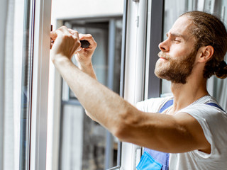 Handwerker-Fenster-271641198-AS-rh2010