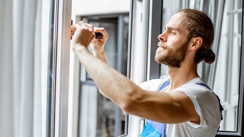 Handwerker-Fenster-271641198-AS-rh2010