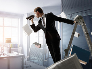 Anzugtraeger-Buero-Fernglas-247686389-AS-Sergey-Nivens