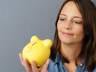 Frau-Sparschwein-178307899-AS-contrastwerkstatt