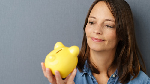 Frau-Sparschwein-178307899-AS-contrastwerkstatt