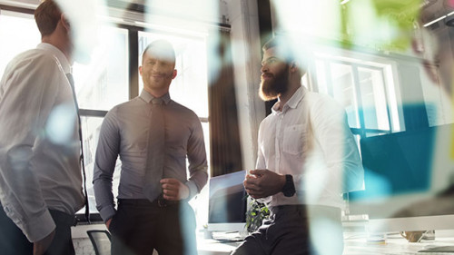 Anzugtraeger-Office-231942361-AS-alphaspirit